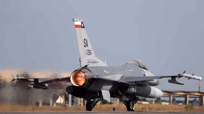 Máy bay chiến đấu F-16 của Không quân Mỹ nằm trong số vũ khí mà Mỹ có thể bán cho Philippines - Ảnh: Reuters