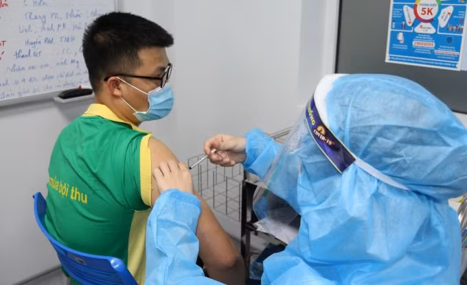 CBNV PVFCCo Miền Bắc được tiêm vắcxin