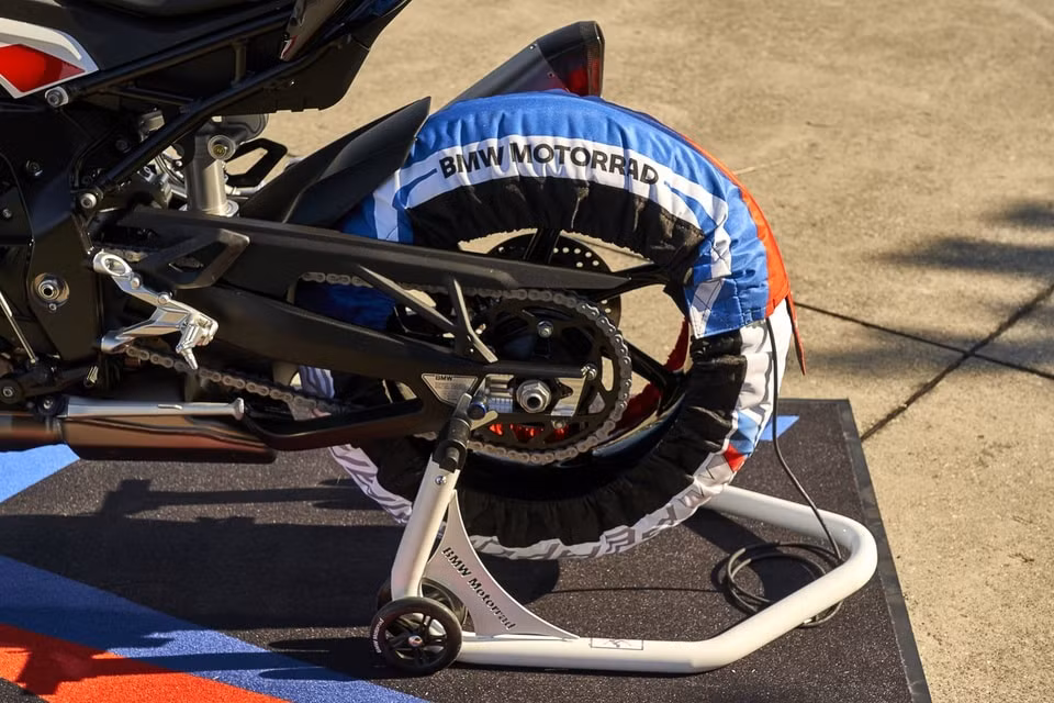 BMW M 1000 RR. Ảnh: Rideapart