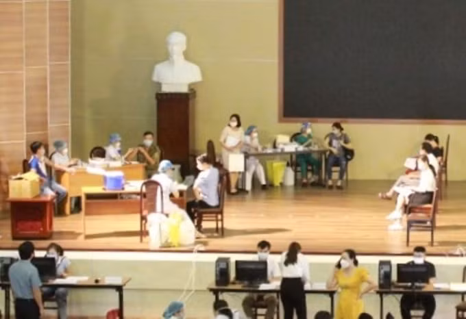 Cán bộ, giảng viên tiêm vắc xin phòng Covid-19 trước khi tham gia kiểm tra công tác coi thi tốt nghiệp THPT Quốc gia năm 2021.
