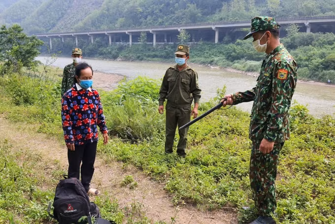 Bộ đội biên phòng phát hiện đối tượng làm thuê bên Trung Quốc vượt biên trở về Việt Nam.