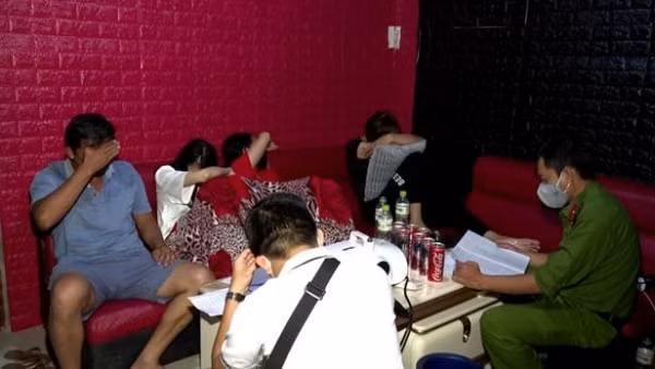 Các đối tượng tại phòng nghỉ quán karaoke. (Ảnh Công an Bạc Liêu)
