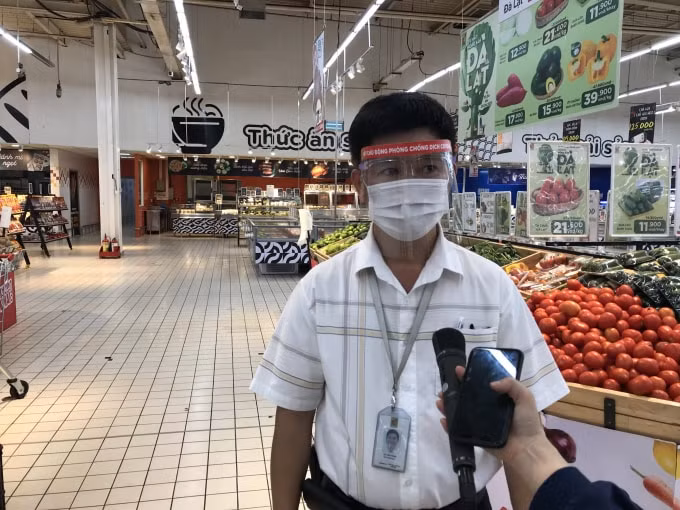 Ông Lê Văn Hồng đại diện siêu thị Big C Đồng Nai trả lời thông tin về hoạt động của siêu thị trong tình hình mới.