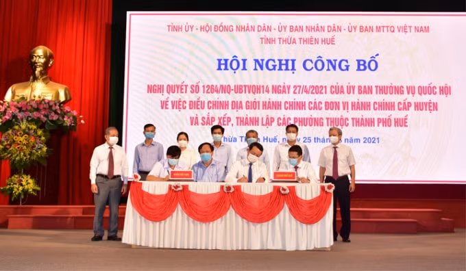 Các địa phương ở Thừa Thiên Huế, ký thực hiện ký bàn giao theo nội dung Nghị quyết số 1264/NQ-UBTVQH14 ngày 27/4/2021 của Ủy ban Thường vụ Quốc hội.