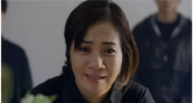 Bà Hoài dường như không thể tin vào cái chết của Minh.