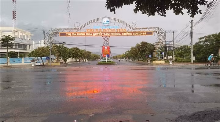 Hình ảnh khu vực thị xã Đông Hòa bị phong tỏa. Ảnh: vtc.vn