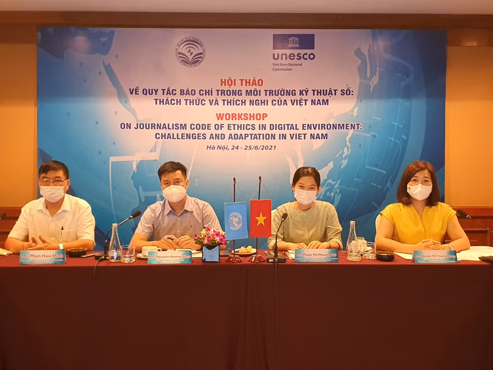 Các đại biểu dự Hội thảo Quy tắc đạo đức báo chí trong môi trường số thách thức và thích nghi của Việt Nam.