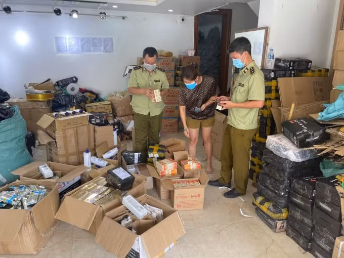 Cục Quản lý thị trường Hà Nội đã ngăn chặn kịp thời lượng lớn kem đánh răng giả mạo nhãn hiệu Ngọc Châu, chuẩn bị được đưa ra thị trường tiêu thụ.