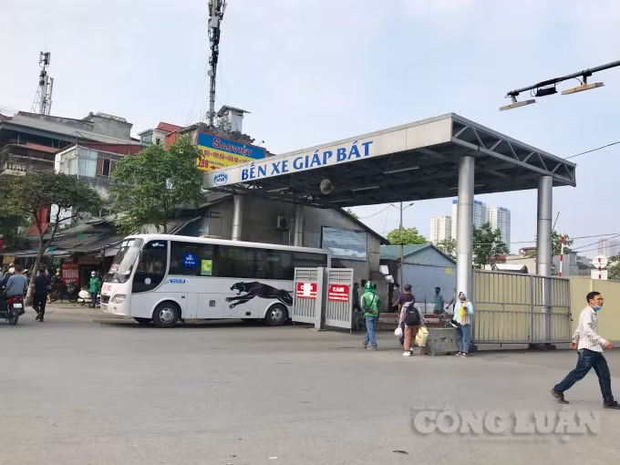 Lối ra dành cho xe khách liên tỉnh tại bến xe Giáp Bát