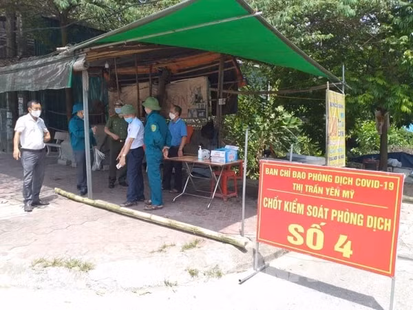 Chốt kiểm dịch COVID-19 tại thị trấn Yên Mỹ, tỉnh Hưng Yên. Ảnh: TTXVN