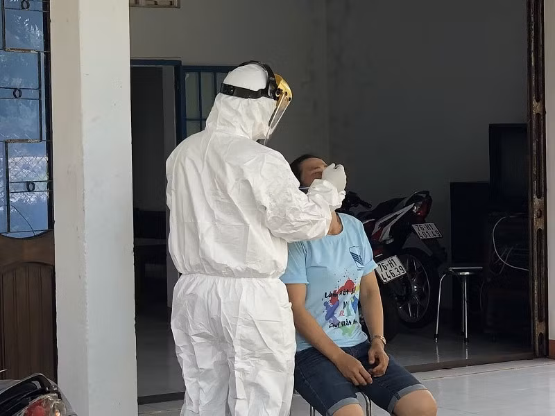 Lực lượng y tế lấy mẫu xét nghiệm Covid-19 tầm soát cho người dân. Ảnh: minh họa