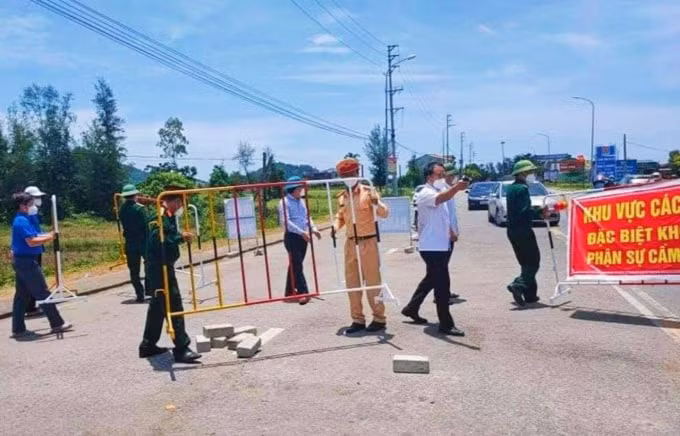 Các lực lượng làm nhiệm vụ tại chốt kiểm soát Covid-19 trên đường quốc lộ ven biển (TDP Xuân Hải, thị trấn Lộc Hà) tiến hành gỡ chốt.