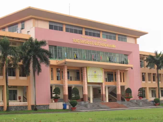 Ký túc xá Trung tâm giáo dục quốc phòng và an ninh (ĐH Quốc gia TP. HCM) được trưng dụng làm Bệnh viện giả chiến thu dung điều trị Covid-19.