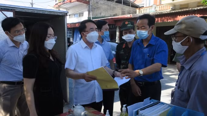 Phó Chủ tịch UBND thành phố Hải Phòng Lê Khắc Nam đi kiểm tra một số chốt trên địa bàn xã Lý Học, huyện Vĩnh Bảo