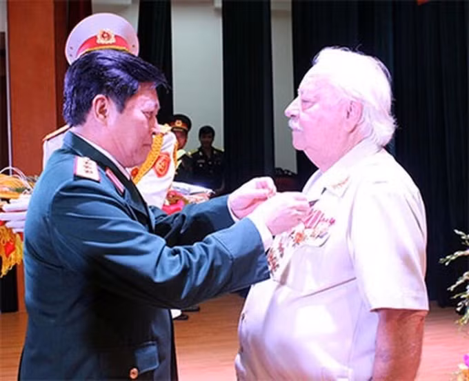 Ông Kostas Sarantidis - Nguyễn Văn Lập nhận Huy hiệu Anh hùng Lực lượng Vũ trang nhân dân. (Ảnh: T.L)
