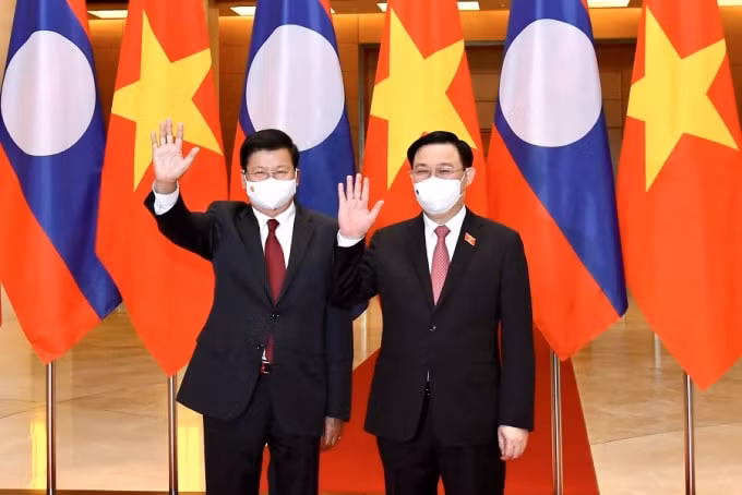 Ủy viên Bộ Chính trị, Chủ tịch Quốc hội Vương Đình Huệ và Tổng Bí thư, Chủ tịch nước Lào Thongloun Sisoulith.