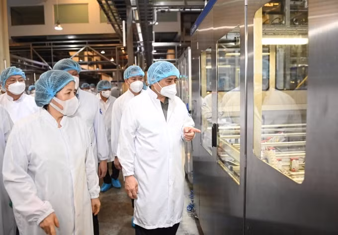 Thủ tướng Chính phủ và đoàn công tác tham quan quy trình sản xuất tự động, hiện đại của Siêu Nhà máy sữa Việt Nam