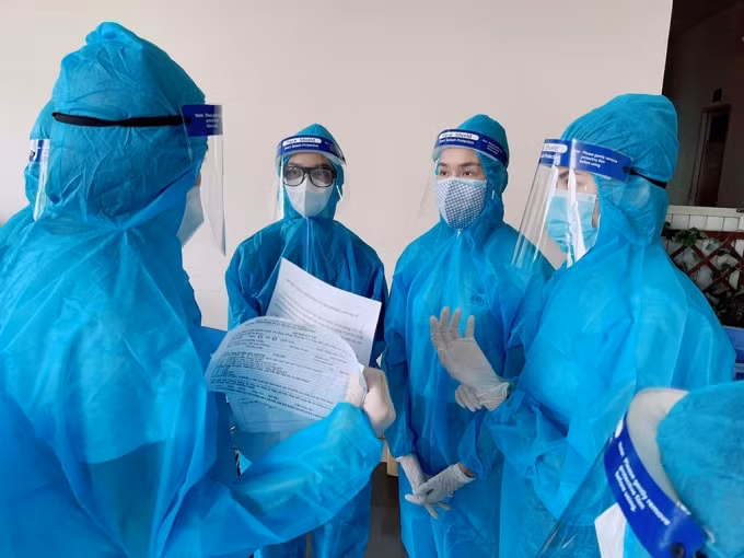 Á hậu Phương Anh (thứ 2, bên phải), Ngọc Thảo (đầu tiên, bên phải).
