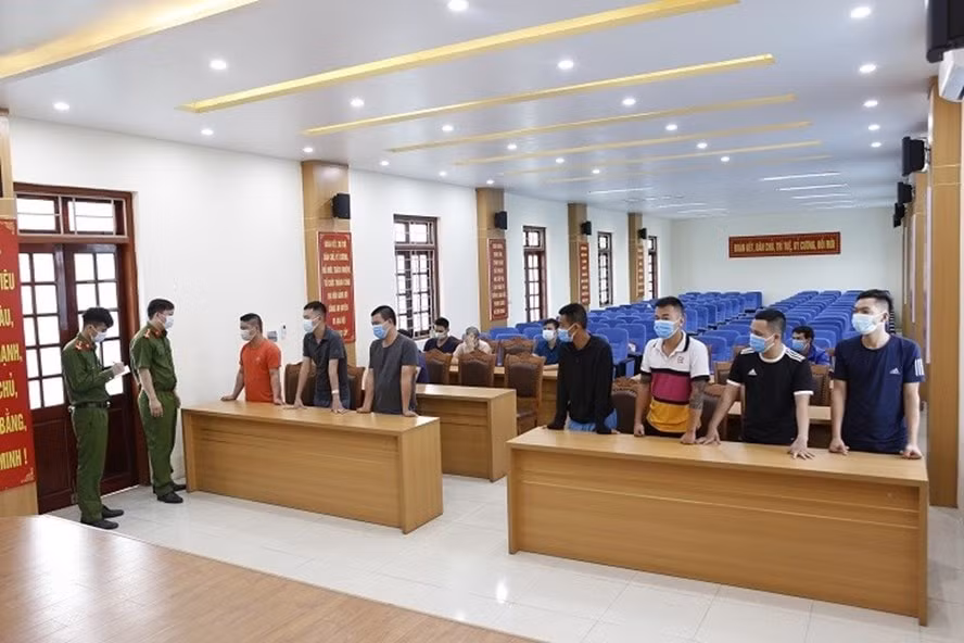 Các đối tượng trong đường dây cá độ bóng đá bị Công an huyện Bình Giang triệt phá. Ảnh: Công an tỉnh Hải Dương