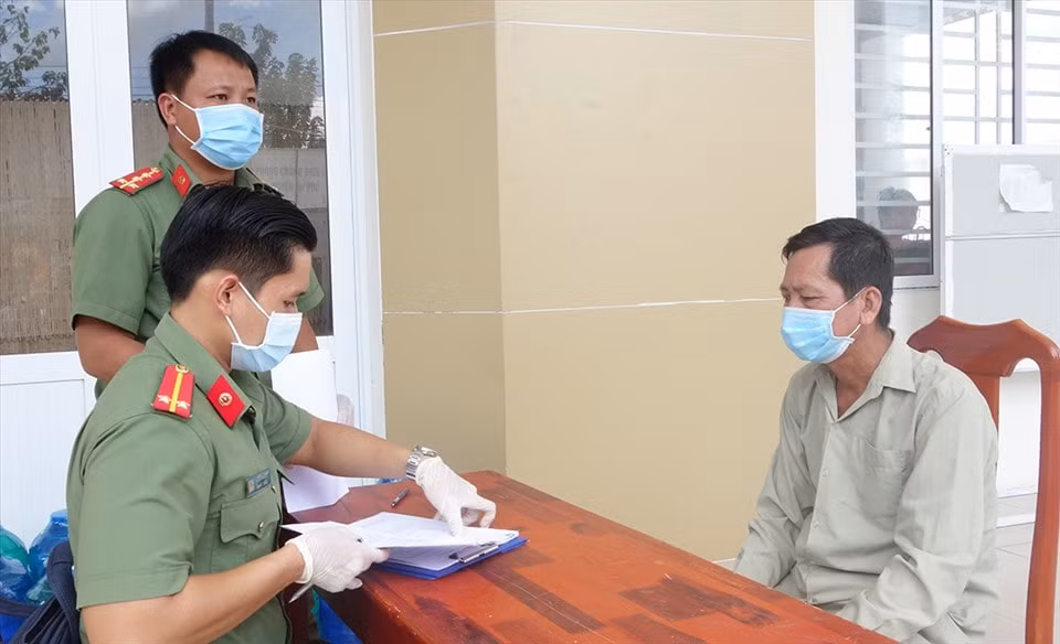 Công an tỉnh An Giang triển khai lệnh bắt tạm giam đối tượng Dương Văn Tỷ. Ảnh: laodong.vn