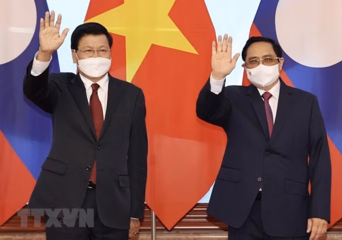 Thủ tướng Chính phủ Phạm Minh Chính và Tổng Bí thư, Chủ tịch nước Cộng hòa Dân chủ Nhân dân Lào Thongloun Sisoulith. Ảnh: TTXVN