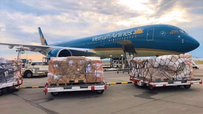 190.000 bộ kit xét nghiệm Covid-19 từ Đức về đến sân bay Nội Bài chiều 28/6.