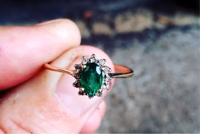 Chiếc nhẫn kim cương và ngọc lục bảo mà Megan Ambrus tìm thấy trong khu vườn Hobart của cô, sau khi đã được dọn dẹp sạch sẽ. (Nguồn: Megan Ambrus Facebook).