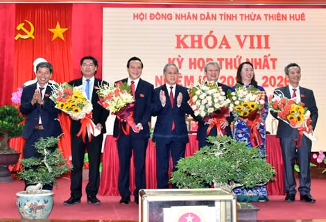 Ra mắt các chức danh do HĐND tỉnh Thừa Thiên Huế bầu.