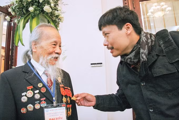 Nhiếp ảnh gia Việt Văn (phải) và Nghệ sỹ nhiếp ảnh lão thành Nguyễn Nhưng tại Đại hội Toàn quốc Hội nghệ sỹ nhiếp ảnh Việt Nam lần thứ VII-2009. Ảnh: Vũ Dũng.