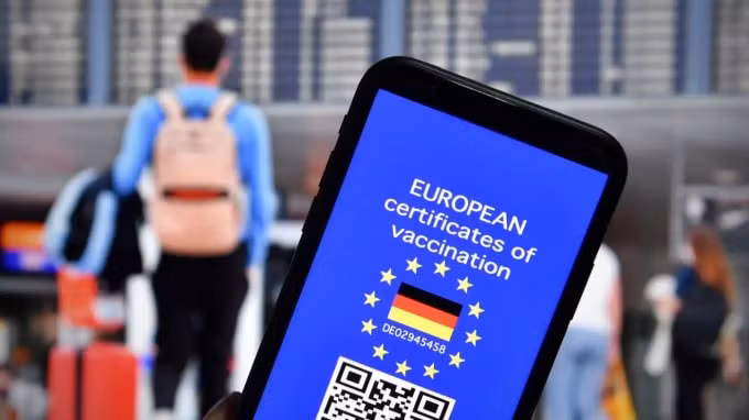 Liên minh châu Âu sẽ ra mắt Chứng chỉ COVID kỹ thuật số của EU vào ngày 1 tháng 7, cho phép đi lại miễn phí trong khối cho những người đã được tiêm vắc xin COVID-19. © AP