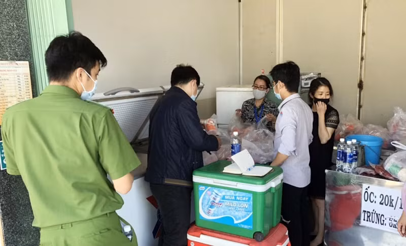 Cơ quan chức năng điều tra tại tiệm bánh mỳ trên đường Hùng Vương (phường Xuân Bình, TP.Long Khánh). Ảnh: vtv.vn
