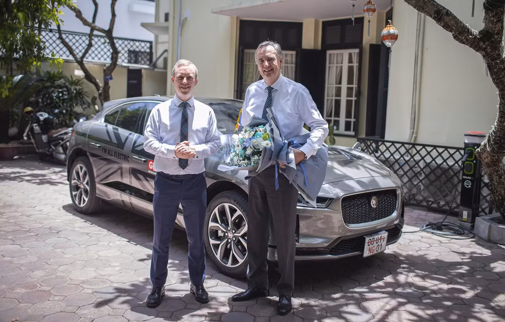 Với việc sở hữu chiếc Jaguar i-Pace, Đại sứ Vương quốc Anh Gareth Ward trở thành người đầu tiên sở hữu chiếc xe này tại Việt Nam. Ảnh: Jaguar