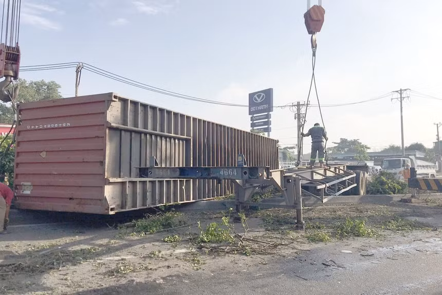 Lực lượng chức năng đang xử lý hiện trường tai nạn. Ảnh: Zingnews.vn
