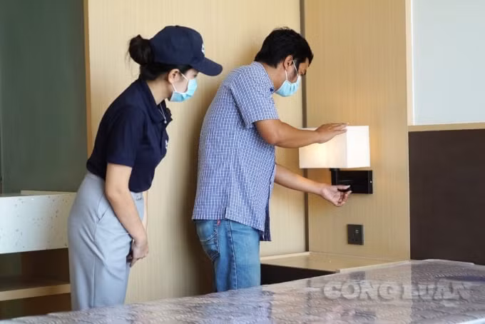 Khách hàng kiểm tra trang thiết bị, nội thất trong căn hộ