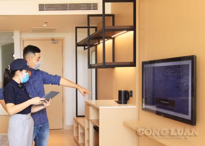 Khách hàng đối chiếu các trang thiết bị, nội thất trong căn hộ thông qua ứng dụng 360° virtual tour