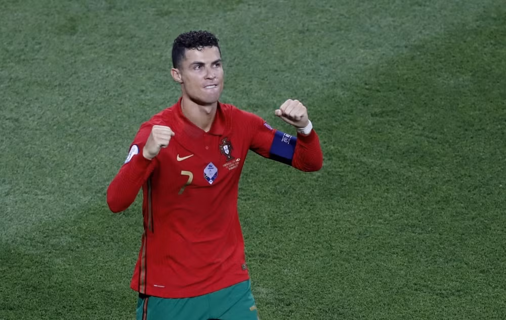 Siêu sao Ronaldo lập siêu kỷ lục vĩ đại nhất lịch sử bóng đá thế giới. Ảnh: internet