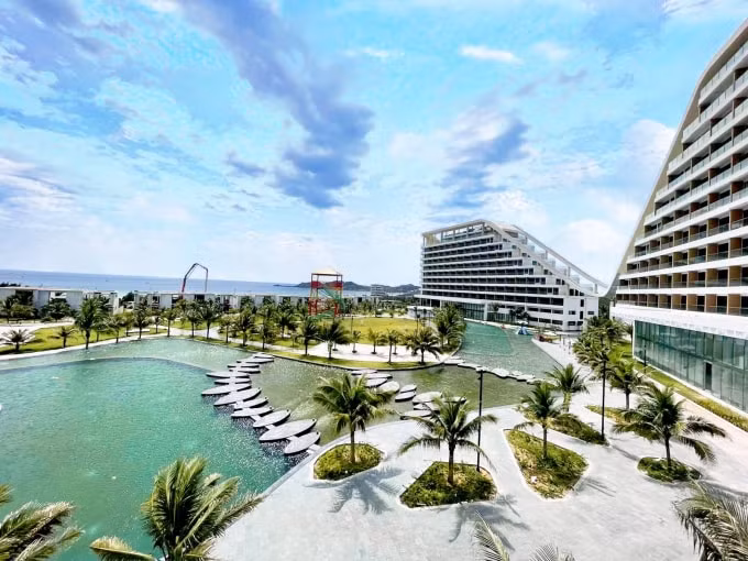 Bể bơi ngoài trời tại FLC Grand Hotel Quy Nhon
