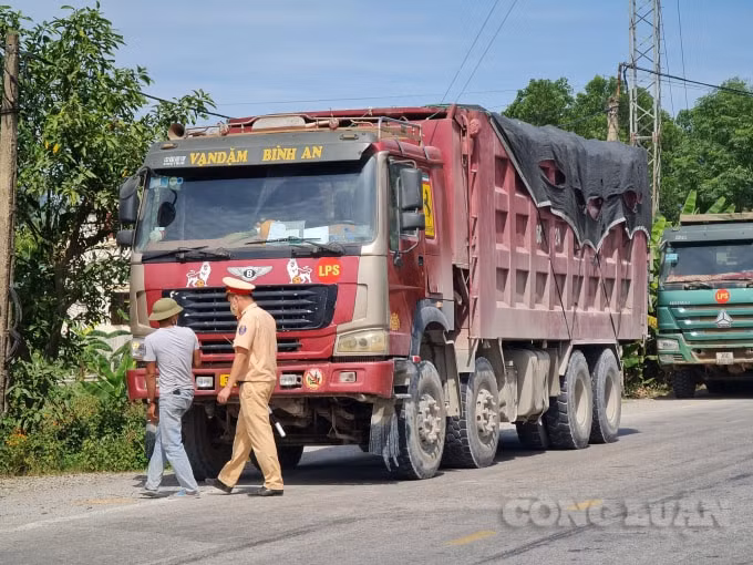 Xe ô tô BKS 36C- 324.07 chở đá từ mỏ đá của Công ty Phú Nam Sơn, xã Tân Trường, thị xã Nghi Sơn đã bị lực lượng CSGT Công an tỉnh Thanh Hoá dừng, kiểm tra vào sáng ngày 24/6/2021.