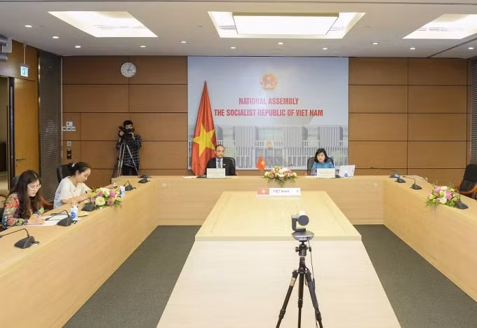 Các đại biểu tham dự Hội nghị trực tuyến tại điểm cầu Nhà Quốc hội.