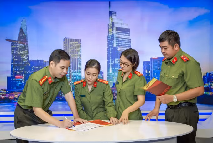 Nhà báo Dương Toàn cùng các đồng nghiệp.