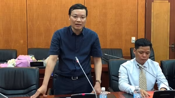 Ông Trương Hải Long (người bên trái)