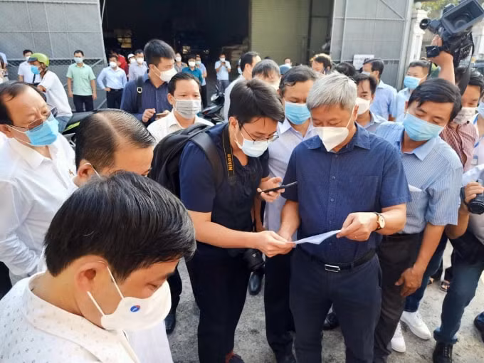 Thứ trưởng Bộ Y tế cùng đoàn công tác kiểm tra nhà trọ công nhân.
