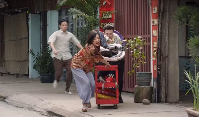 Bà Ích lần nào quay về cũng với mục đích trộm tiền hay đồ trong nhà Ngọc.