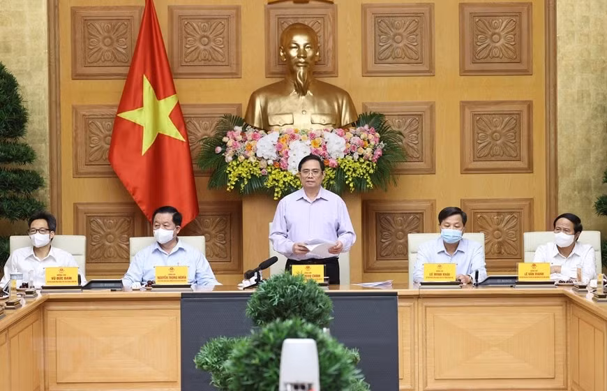 Thủ tướng Phạm Minh Chính chúc mừng các nhà báo đã có nhiều đóng góp cho sự nghiệp báo chí. (Ảnh: Dương Giang/TTXVN).