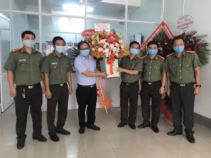 Lãnh đạo Công an tỉnh Đồng Nai đến chúc mừng Ngày báo chí cách mạng Việt Nam tại văn phòng đại diện của một cơ quan báo chí trú đóng trên địa bàn.