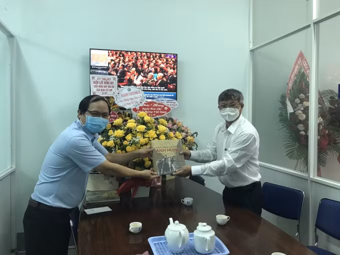 Chủ tịch UBND tỉnh Đồng Nai Cao Tiến Dũng tặng hoa chúc mừng tại Văn phòng Thông tấn xã Việt Nam tại Đồng Nai.