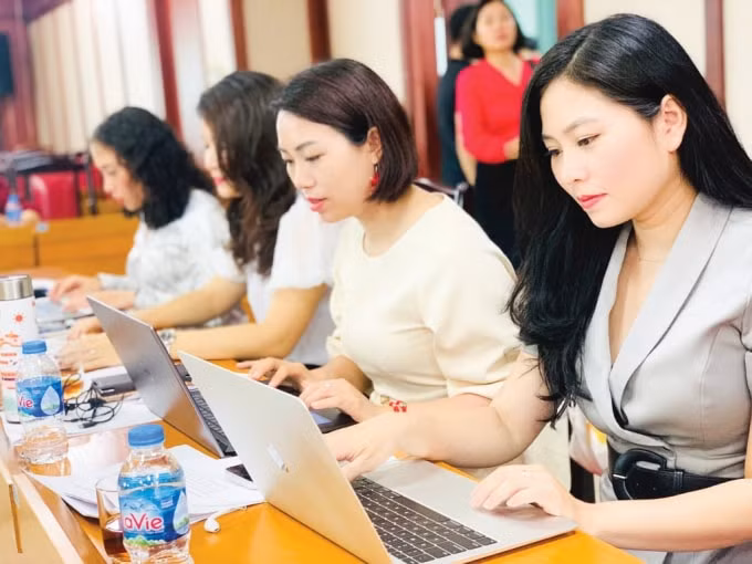 Nhà báo Việt Hà (áo trắng thứ 2 từ phải sang) và các đồng nghiệp tác nghiệp.