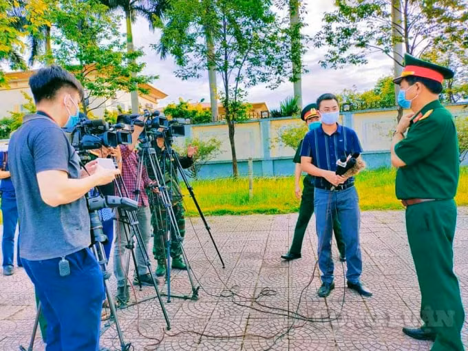Nghề báo là một trong số ít nghề nghiệp không bị ngưng trệ vì dịch COVID-19, ngược lại, phóng viên phải trực tiếp 'lăn xả' tại hiện trường với cường độ công việc cao hơn so với bình thường, để có những tin bài, phóng sự chân thực về cuộc sống của những vùng và những người đang vật lộn với Covid-19.
