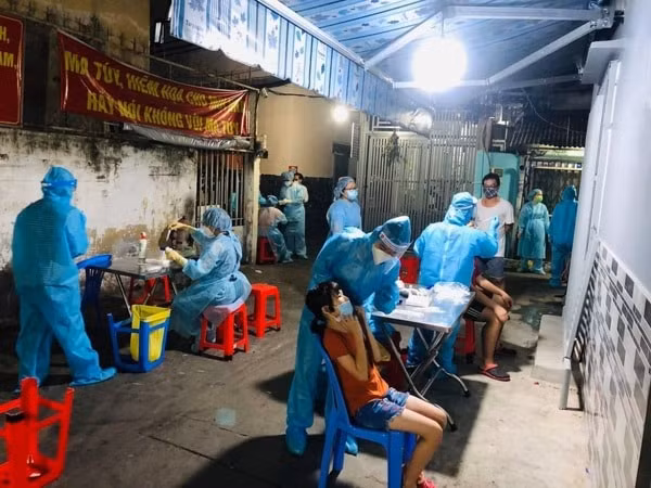 Lấy mẫu xét nghiệm COVID-19 tại TPHCM. Ảnh: HCDC
