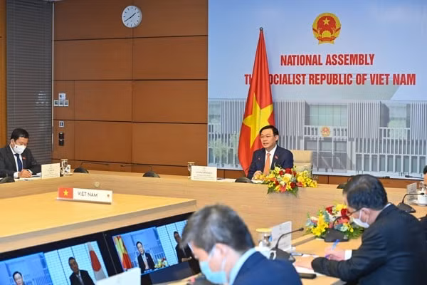 Chủ tịch Quốc hội Vương Đình Huệ hội đàm trực tuyến với Chủ tịch Hạ viện Nhật Bản Oshima Tadamori. Ảnh: Báo ĐBND